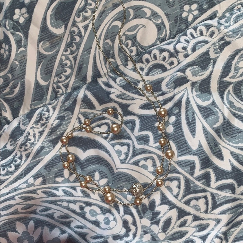 Beaded necklace with cream colored pearls